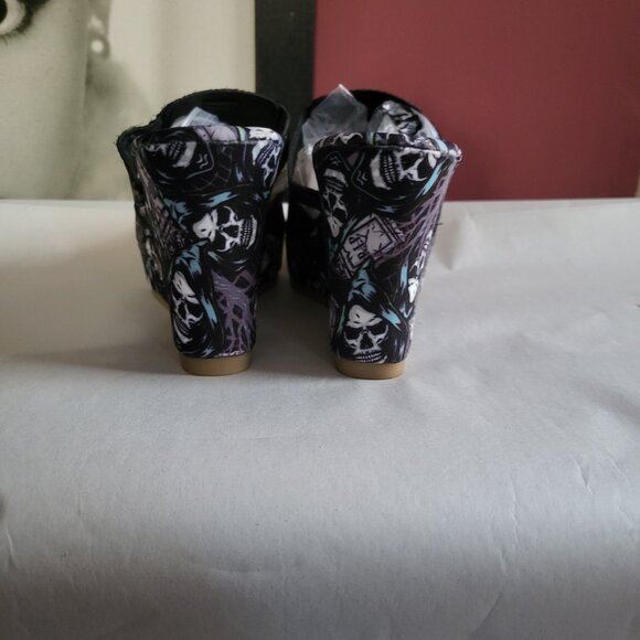 NWT PRINTED SKULL AND BUTTERFLY WEDGES SIZE 9 - Picture 7 of 10